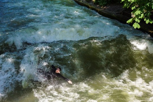 Sturz eines Eisbachsurfers im Englischen Garten