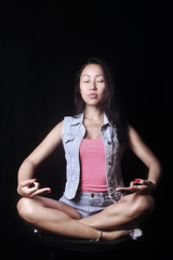 Obraz na płótnie Canvas Pretty woman meditating in the lotus position
