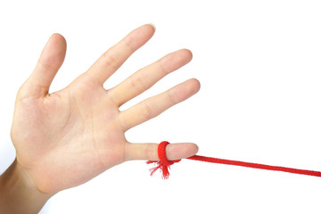 人間の手に結ばれた赤い糸