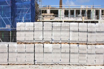 Paletten mit Pflastersteinen auf einer Baustelle