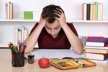 Schüler verzweifelt bei Hausaufgaben in der Schule