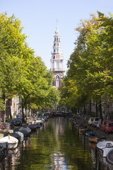 Fototapeta na wymiar zuiderkerk and boats in amsterdam