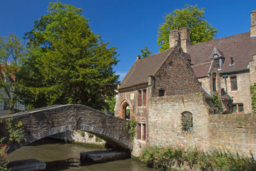 Fototapeta na wymiar The famous old stone bridge in Bruges