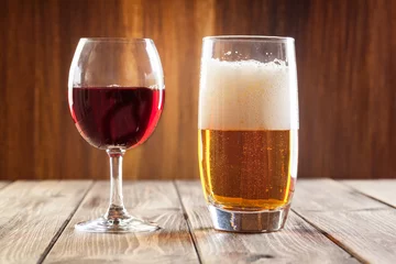 Foto op Canvas Rode wijnglas en glas bier © Sławomir Fajer
