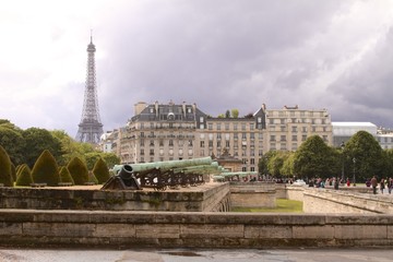 Fototapeta na wymiar Les Invalides and Eiffel tower landscape