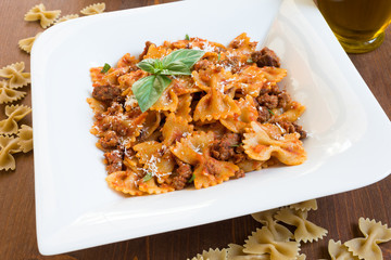 Farfalle con pomodoro e carne di manzo