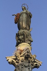 Fototapeta na wymiar Via Condotti - Virgen Mary statue