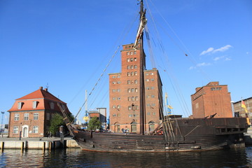 Hansekogge im Alten Hafen von Wismar