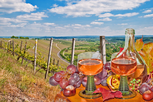 Umtrunk im Weinberg mit Bocksbeutel und Weinr&ouml;mer