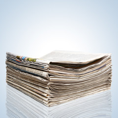 Grosser Zeitungsstapel
