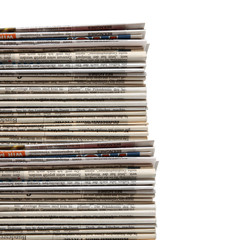 Grosser Stapel verschiedener Zeitungen