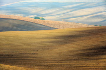 Krajobraz wiejski, Morawy, Czechy, zaorane pole © janmiko