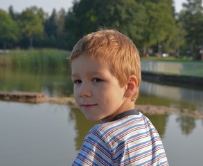 Portrait Kind am Wasser