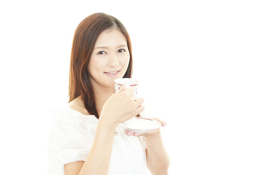 コーヒーを飲む笑顔の女性