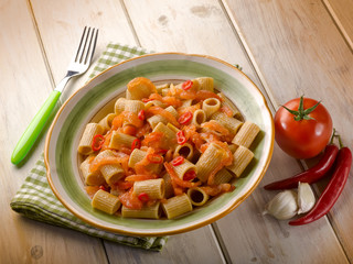 integral pasta with fresh tomatoes and hot chili pepper
