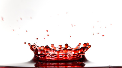 Wassertropfen - Wasserkrone in rot
