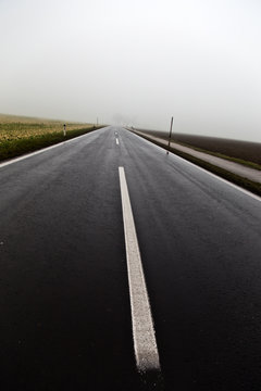 Straße/ Nebel/ Verkehr - Felder