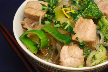 Schweinefleisch mit Gemüse und Glasnudeln in Austernsauce