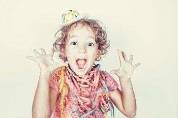 Bambina con cappellino party