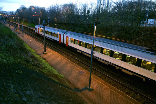 Fototapeta train au Quai d'une gare en flandres, Belgique