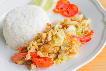 Fried vermicelli with egg and chicken