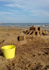 Château de sable à la mer