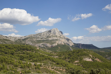 Fototapeta na wymiar Mount Sainte Victoire in Provence, France