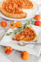 tarte aux abricots et part coupée (verticale) 2