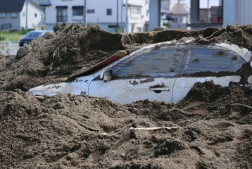 埋まった自動車
