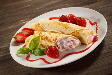 Pancakes with cream and strawberries