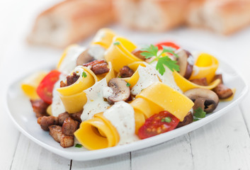 Italian egg noodles with tomato and mushroom