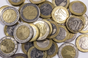 Euromünzen auf weißem Hintergrund