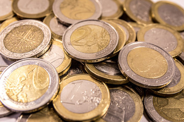 Euromünzen auf weißem Hintergrund