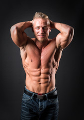 Fototapeta premium Muskelprotz in Pose