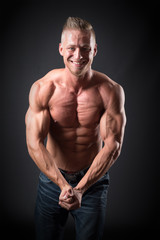 Fototapeta na wymiar Bodybuilder zeigt seine Muskeln