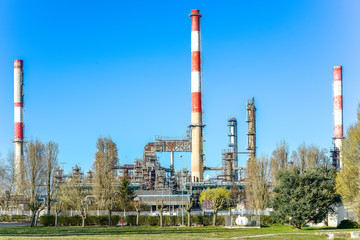 Obraz premium Oil refinery unit in the countryside