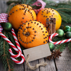 Gespickte Orangen, Label