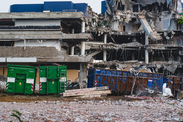 Abbruch von Gebäuden in städtischen Umgebungen. Haus in Schutt und Asche