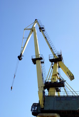 Fototapeta na wymiar Crane ,machine used for transporting and lifting heavy objects.