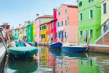 Fototapeta na wymiar Colorful houses and boats in Burano village