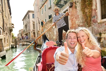 Papier Peint photo Lavable Gondoles Concept de voyage - couple heureux en gondole de Venise