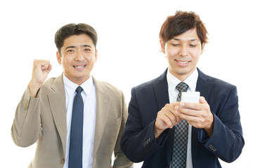 ガッツポーズの二人のビジネスマン