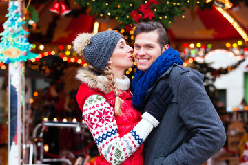 Paar auf Weihnachtsmarkt während Adventszeit