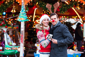 Paar auf Weihnachtsmarkt während Adventszeit
