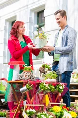Crédence de cuisine en verre imprimé Fleuriste Costumer achetant des fleurs dans un magasin de fleurs
