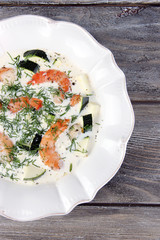 Fresh prawns with olives and avocado in sauce