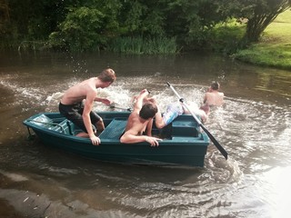 Bataille eau sur barque