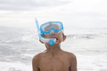 Obraz na płótnie Canvas Boy wearing a snorkeling mask