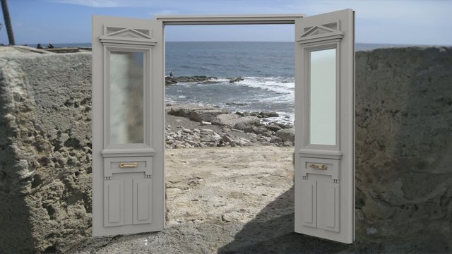 Portone si apre sul mare animato