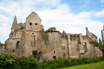 Fototapeta na wymiar Les ruines du château d'Armentières sur Ourcq en Picardie